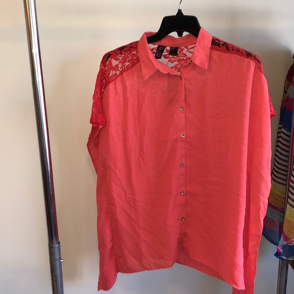 Pretty blouse with mesh flower print back. - Picture 1 of 3